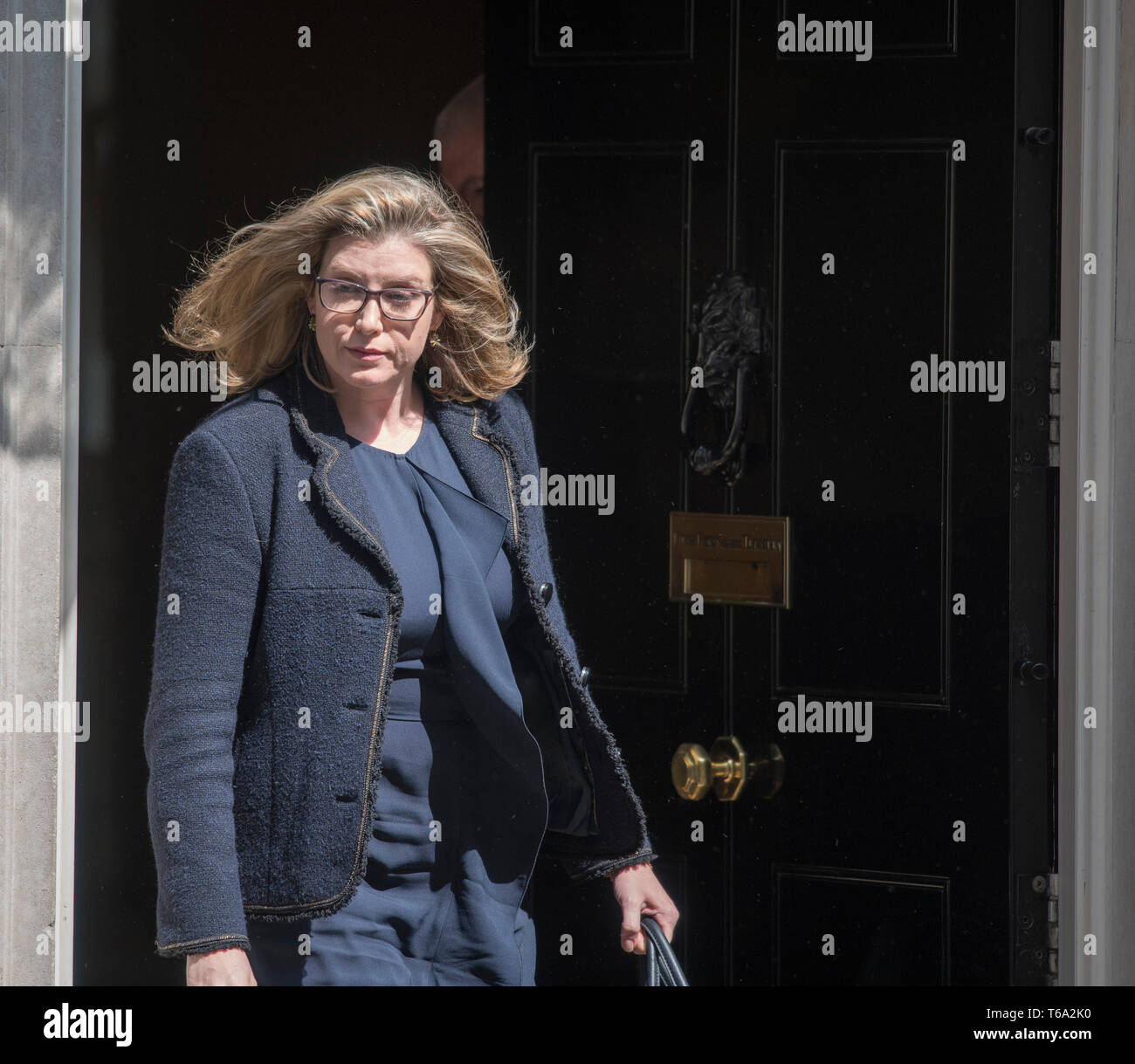 A Downing Street, Londra, Regno Unito. Il 30 aprile 2019. Penny Mordaunt, Segretario di Stato per lo Sviluppo Internazionale, Sviluppo Internazionale Segretario lascia Downing Street dopo settimanale di riunione del gabinetto. Credito: Malcolm Park/Alamy Live News. Foto Stock