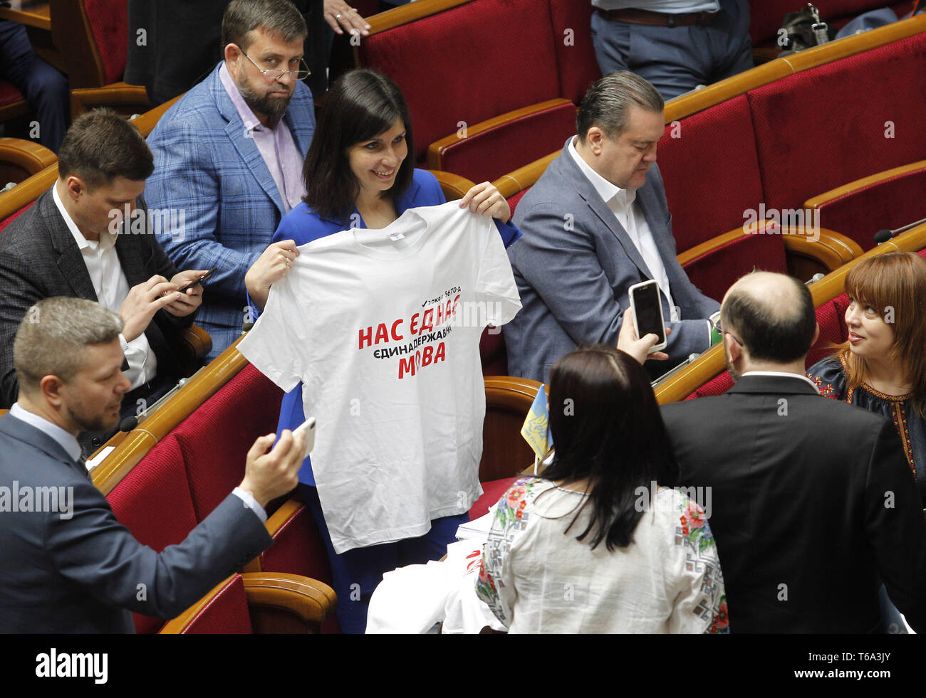 Kiev Kiev, Ucraina. Xxv Aprile, 2019. Legislatori ucraine sono visto scattare una foto con una t-shirt scritto su noi siamo uniti da un unico linguaggio di stato durante la riunione del parlamento ucraino a Kiev.attivisti ucraini domanda la legge sulla lingua da impostare e per accettare la lingua ucraina per essere usato come lingua ufficiale, la legge è stata accettata dal Parlamento con 278 voti dei legislatori ucraino. Credito: Pavlo Gonchar SOPA/images/ZUMA filo/Alamy Live News Foto Stock