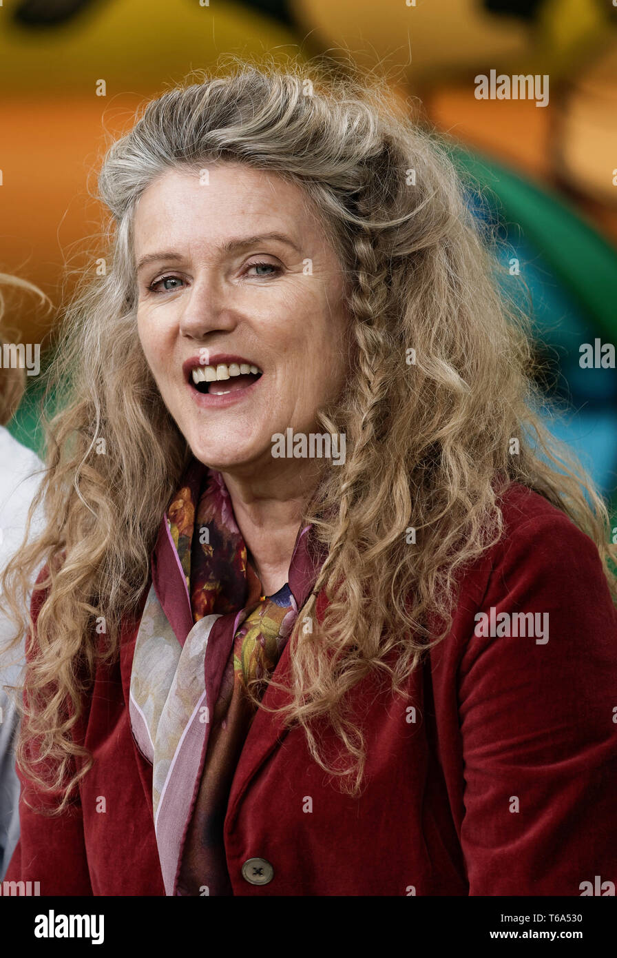 Colonia, Germania. 30 apr, 2019. Barbara Sukowa, attrice, è in un set cinematografico a scattare una foto per il film "nipoti per principianti". Credito: Henning Kaiser/dpa/Alamy Live News Foto Stock