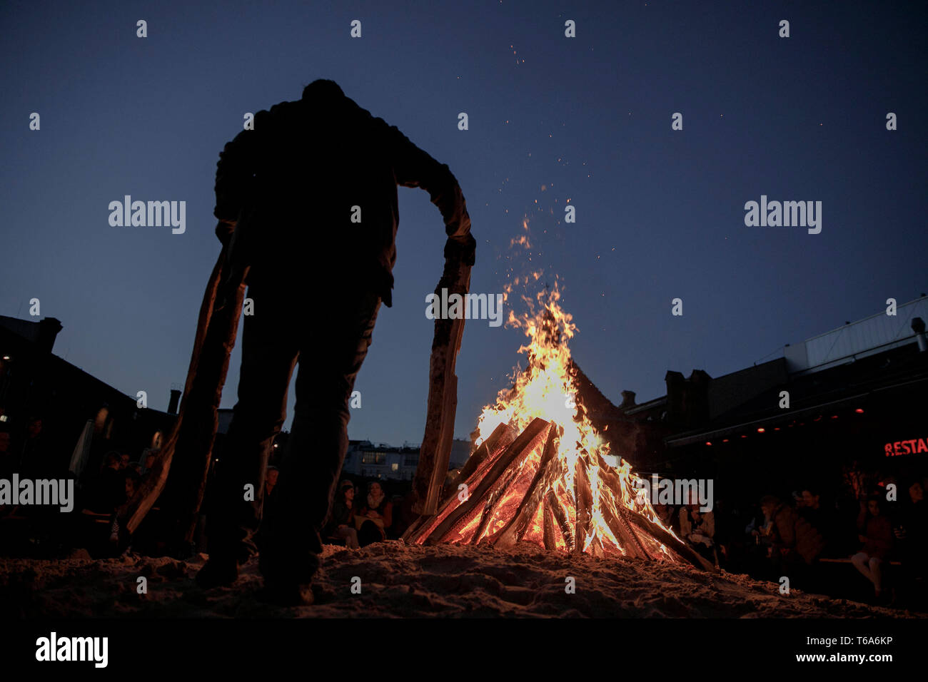 Berlino, Germania. 30 apr, 2019. Sulla Notte di Walpurgis nella Kulturbrauerei un uomo porta accede al maggio Fire. Credito: Carsten Koall/dpa/Alamy Live News Foto Stock