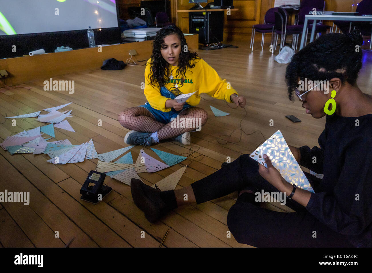 Londra, Regno Unito. Il 30 aprile 2018. Orafi azione Anti-Racist celebrare 50 giorni di occupazione del management building, ex Deptford Town Hall e rendere Bunting per una festa. L'occupazione ha cominciato quando l'università non è riuscita a rispondere adeguatamente ad abuso RAZZISTA di un candidato alle elezioni studentesche. Gli studenti secondo la rivendicazione l'università non riesce a trattare BAME studenti e lavoratori abbastanza, e tra le altre esigenze insistere orafi produce un piano strategico per affrontare il razzismo. Credito: Peter Marshall / Alamy Live News Foto Stock