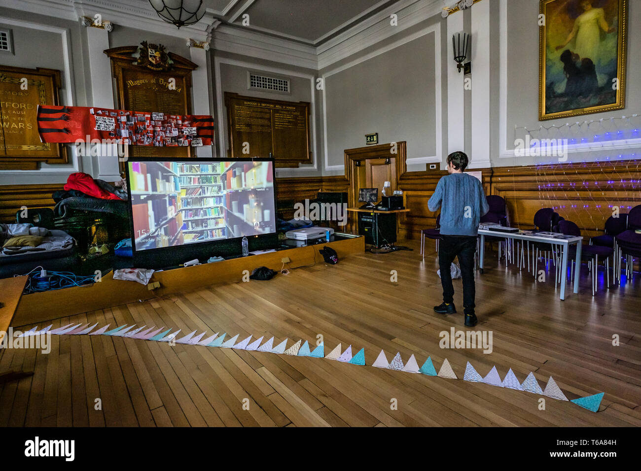 Londra, Regno Unito. Il 30 aprile 2018. Orafi azione Anti-Racist celebrare 50 giorni di occupazione del management building, ex Deptford Town Hall e a prepararsi per una festa. L'occupazione ha cominciato quando l'università non è riuscita a rispondere adeguatamente ad abuso RAZZISTA di un candidato alle elezioni studentesche. Gli studenti secondo la rivendicazione l'università non riesce a trattare BAME studenti e lavoratori abbastanza, e tra le altre esigenze insistere orafi produce un piano strategico per affrontare il razzismo. Credito: Peter Marshall / Alamy Live News Foto Stock