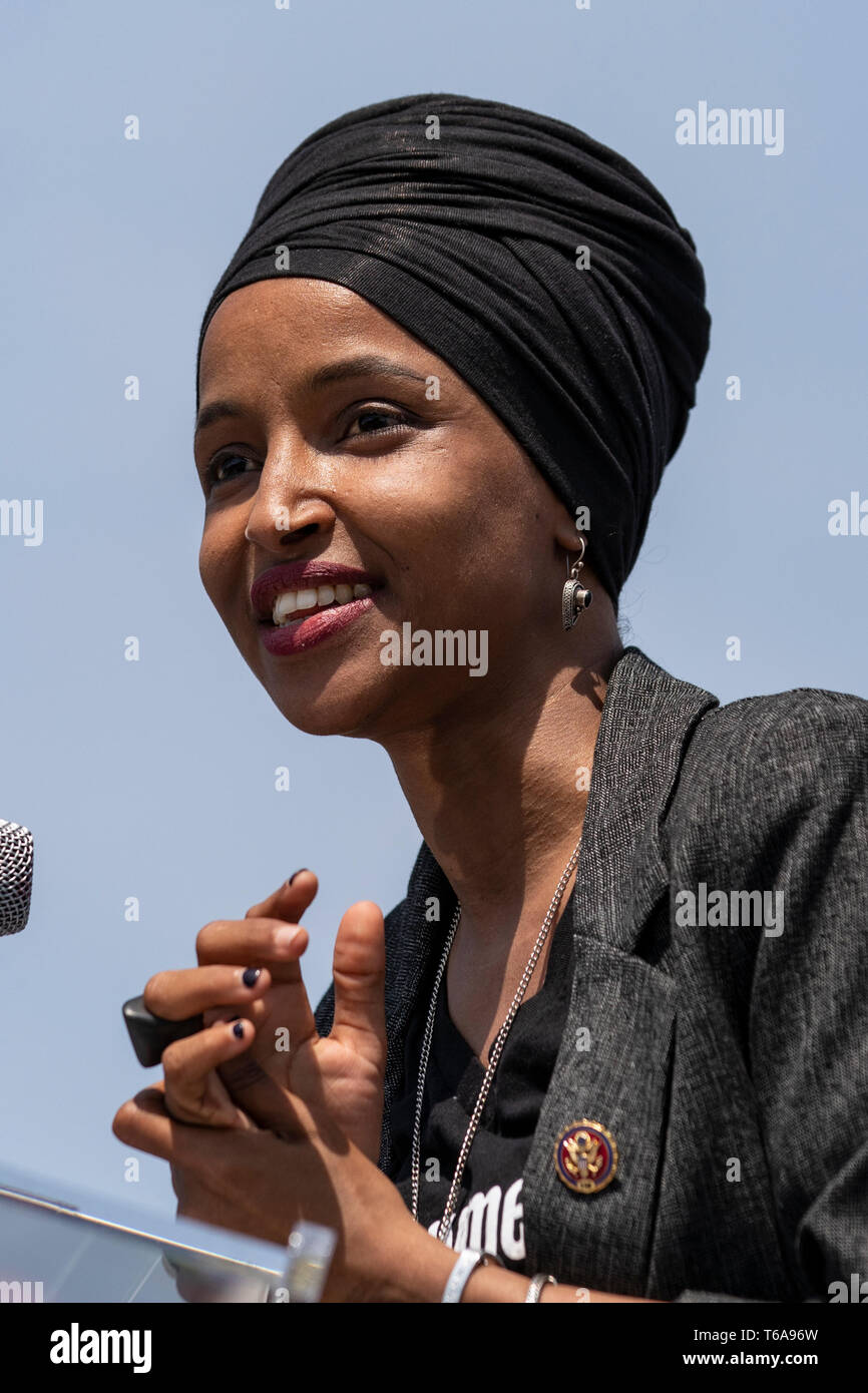 Rappresentante degli Stati Uniti Ilhan Omar, democratico del Minnesota, parla durante un evento stampa nella parte anteriore del Campidoglio degli Stati Uniti in Washington, DC il 30 aprile 2019. Diversi membri del Congresso hanno partecipato all'evento e ha parlato fuori contro questi ultimi tweet dal presidente Donald Trump che ha attaccato sost. Omar. Credito: Alex Edelman/CNP/MediaPunch Foto Stock