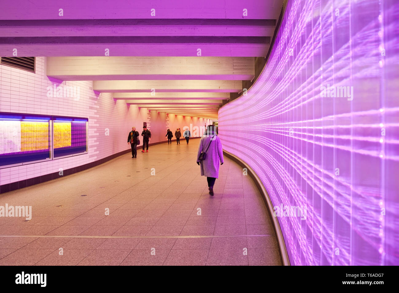 Stazione ferroviaria sottopasso rosa con schermo a LED in facciata, Essen, la zona della Ruhr, Germania, Europa Foto Stock