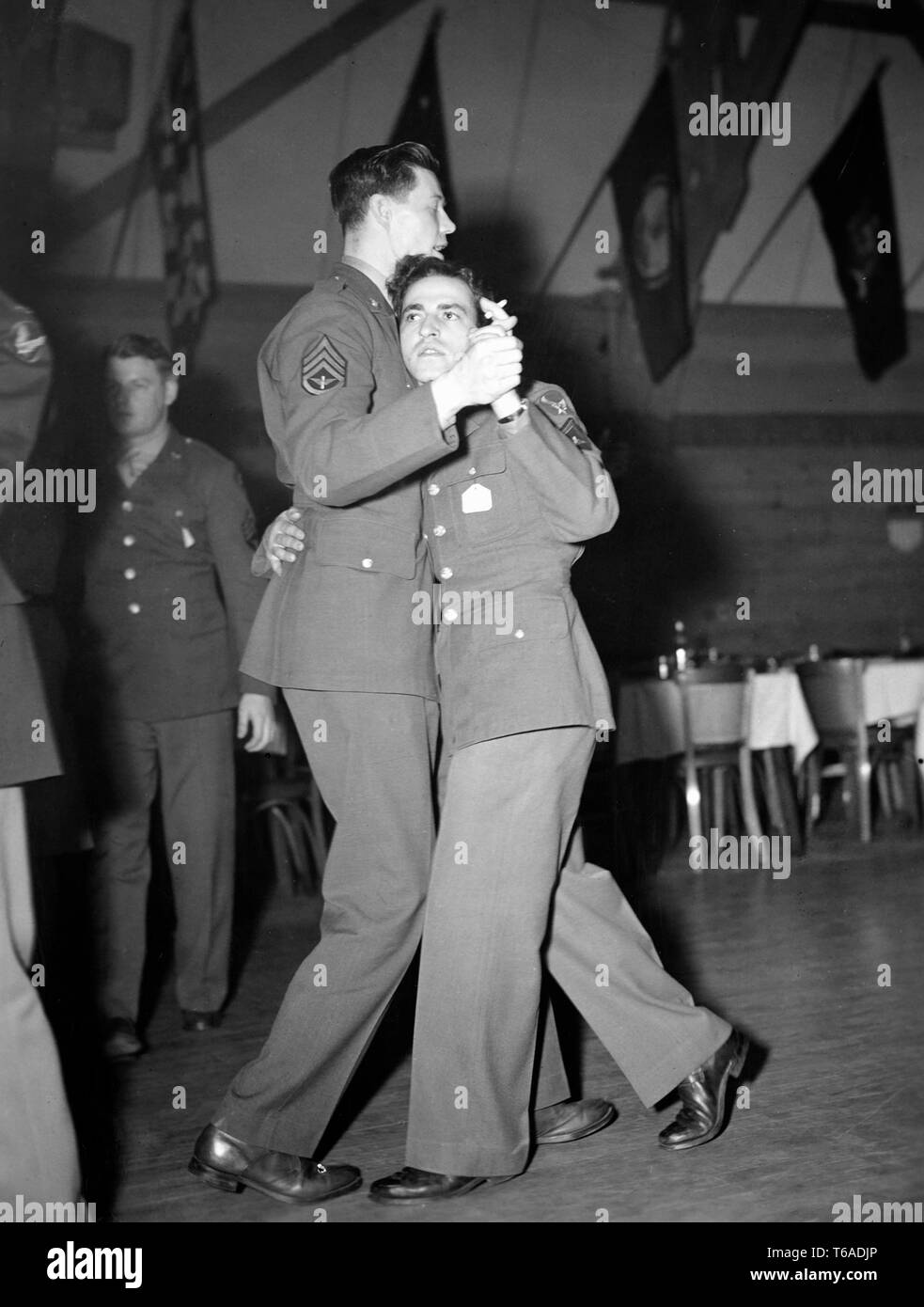 Due Army US Air Force di militari costituiscono per la mancanza di donne e danza insieme sulla base nel Sud Pacifico durante la II Guerra Mondiale, ca. 1943. Foto Stock