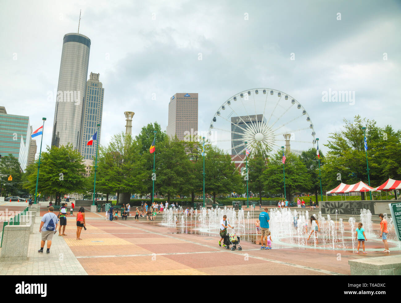 Il Centennial Olympic Park con persone in Atlanta, GA Foto Stock