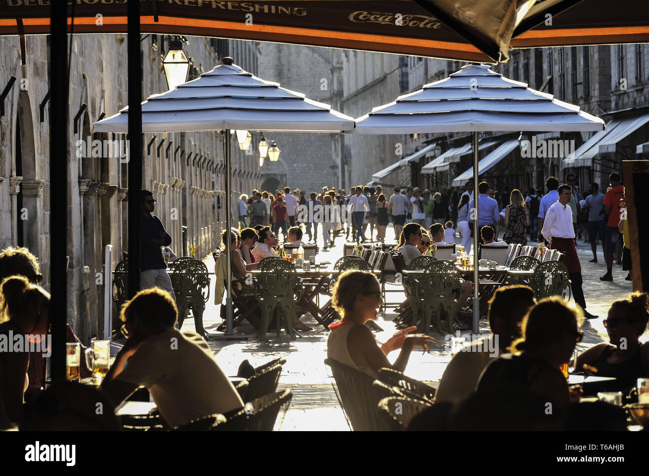 Persone in ristoranti e caffetterie a Stradun Dubrovnik Foto Stock