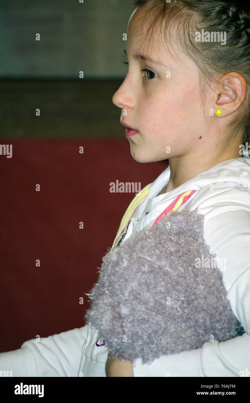 Vista laterale di una giovane ragazza guardando avanti all'interno della camera Foto Stock
