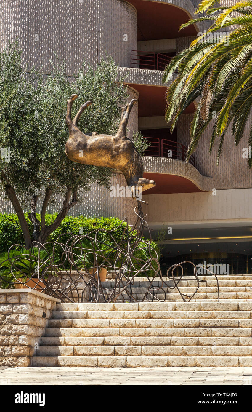 La scultura di un cervo, stando in piedi sui corni. Marseille Foto Stock