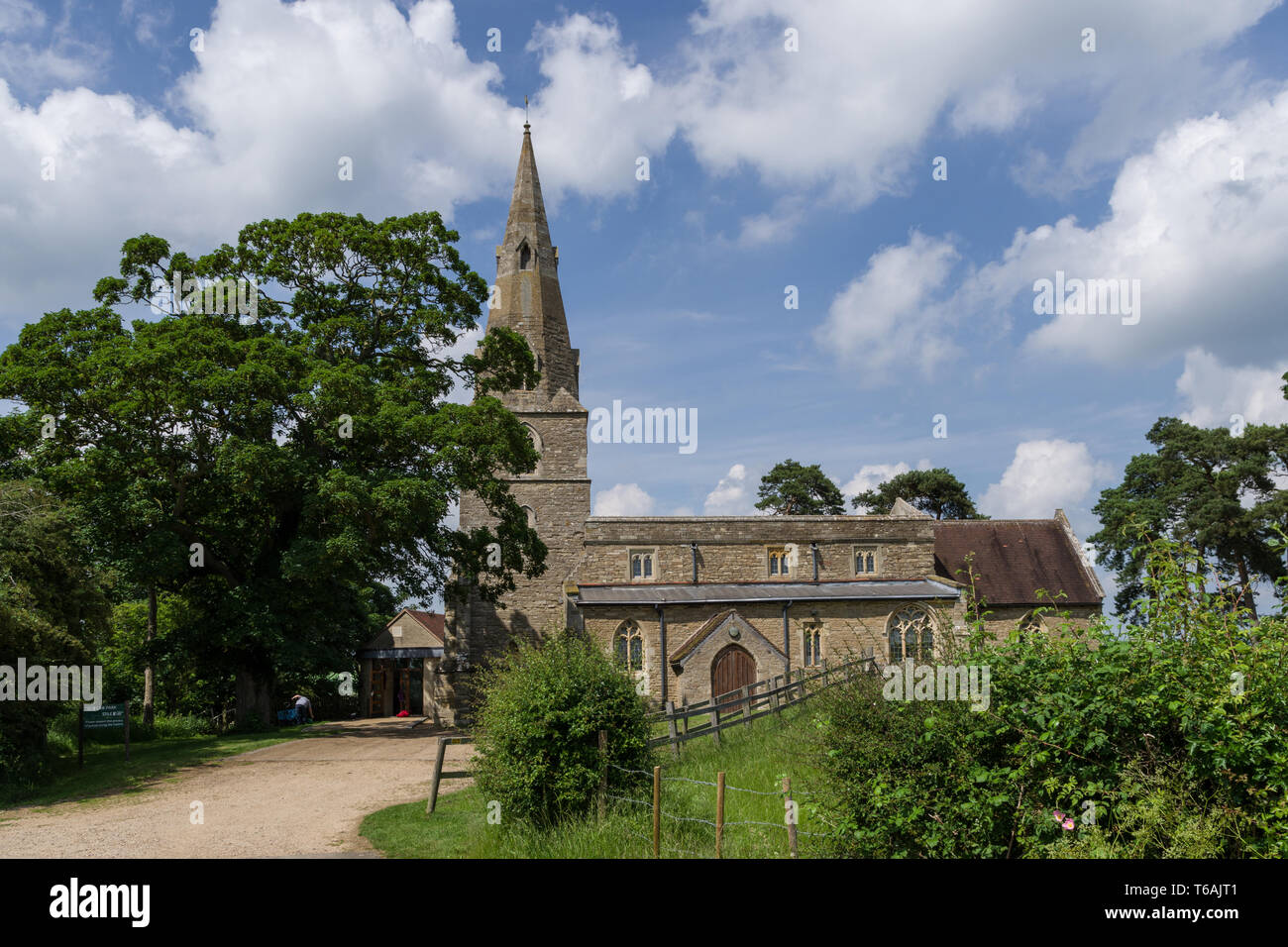 Il Centro Chellington, una conversione del vecchio del XII secolo la chiesa di San Nicola, Chellington, Bedfordshire, Regno Unito; disponibile a noleggio per funzioni Foto Stock