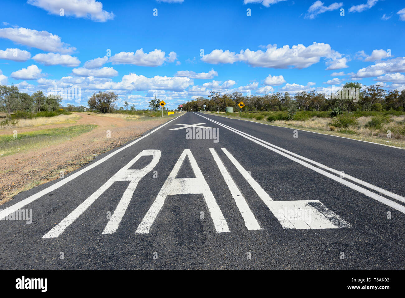 Linea ferroviaria della segnaletica stradale sulla Carnarvon autostrada nel Queensland interno, QLD, Australia Foto Stock