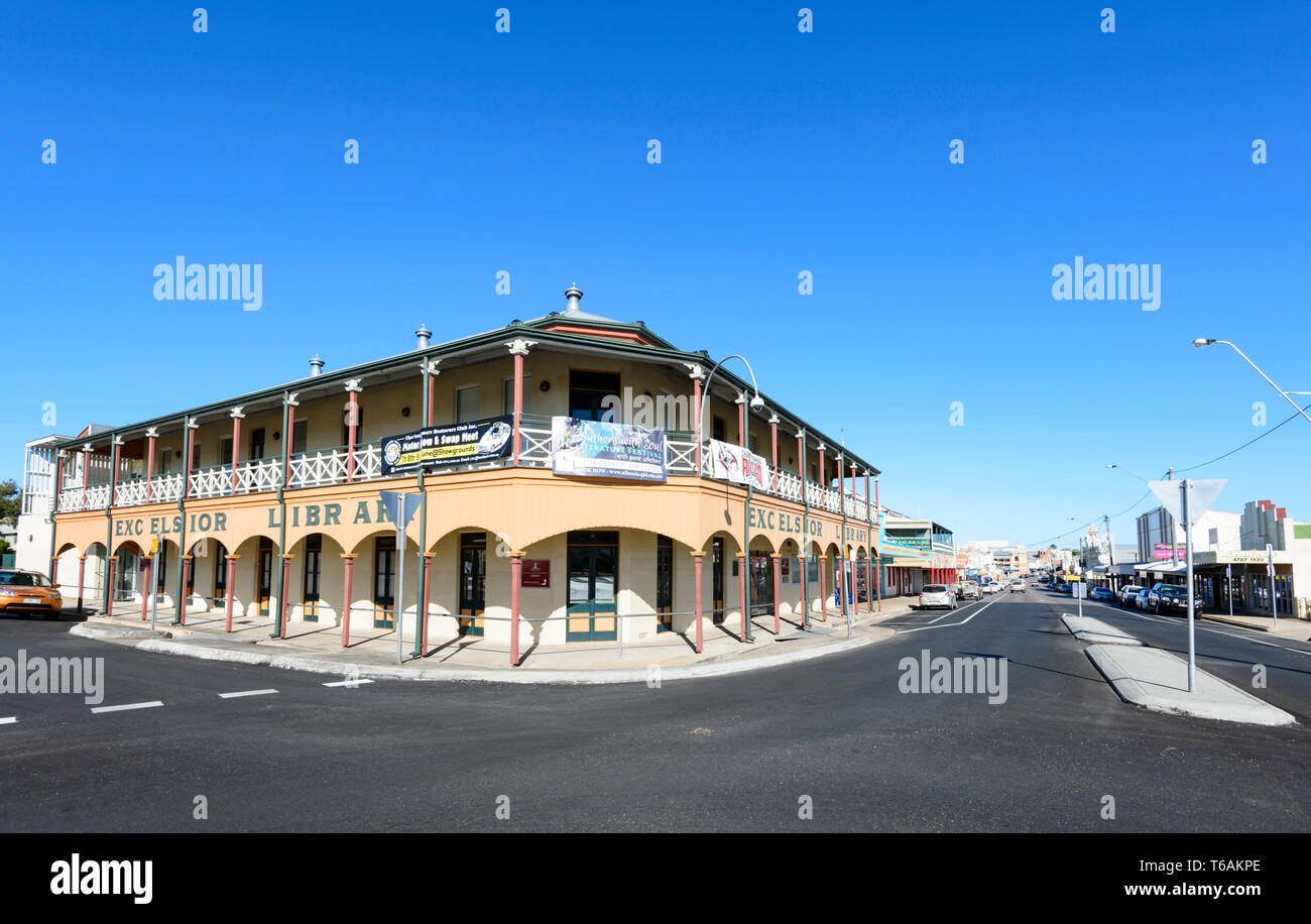 Vista di Charters Towers strada principale con la libreria di Excelsior edificio, una ricostruzione dell'originale hotel che bruciata nel 1995, Nord regine Foto Stock