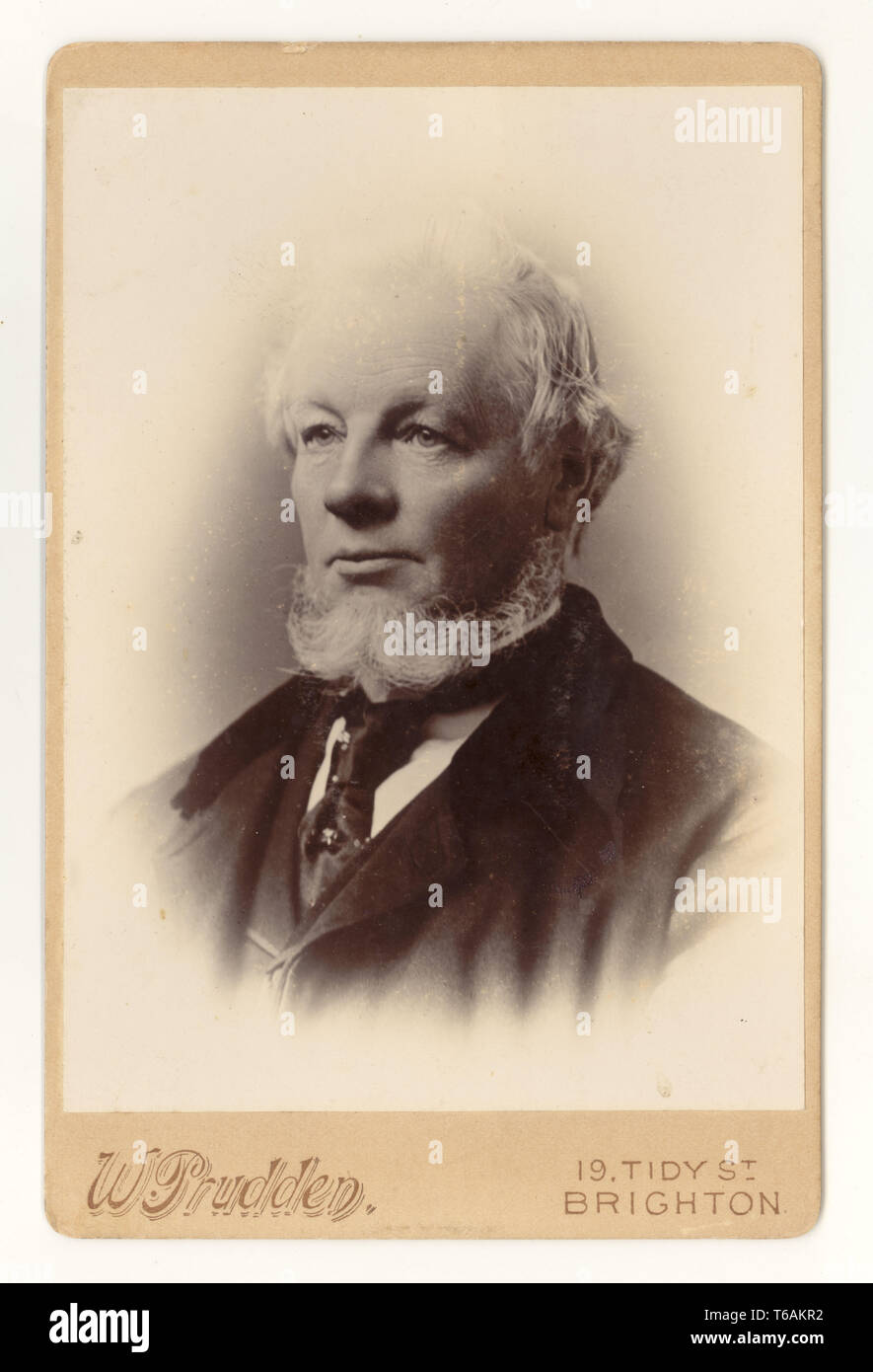 Late Victorian Cabinet Card of Victorian gentleman, Victorian man with Beard, by W. Prudden, 19 Tidy St., Brighton, Regno Unito circa 1899, 1900 Foto Stock
