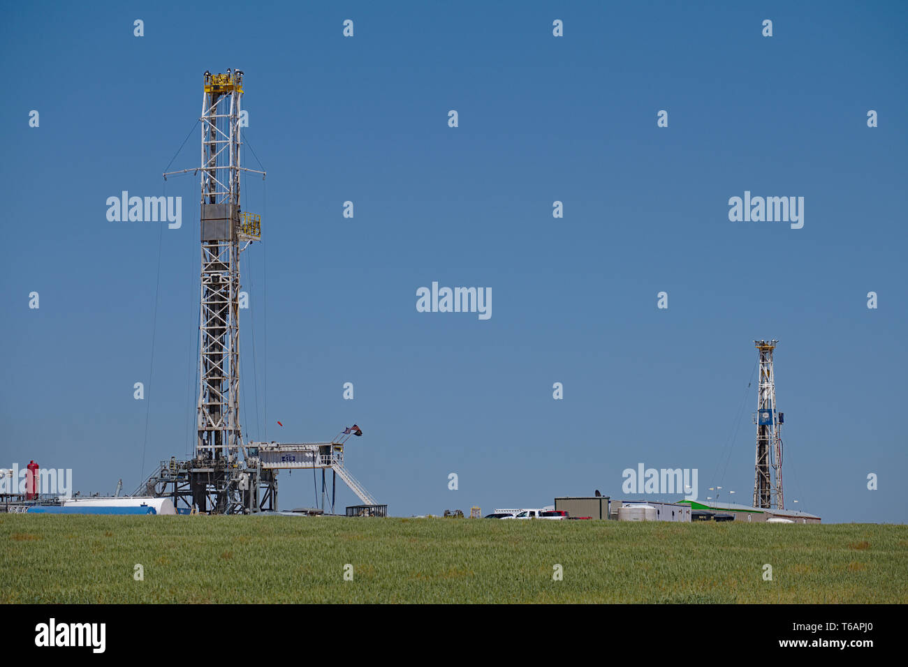 Midland County, Texas, Stati Uniti d'America - 21 Aprile 2019 : impianti di trivellazione nel bacino Permiano oilfield. Foto Stock