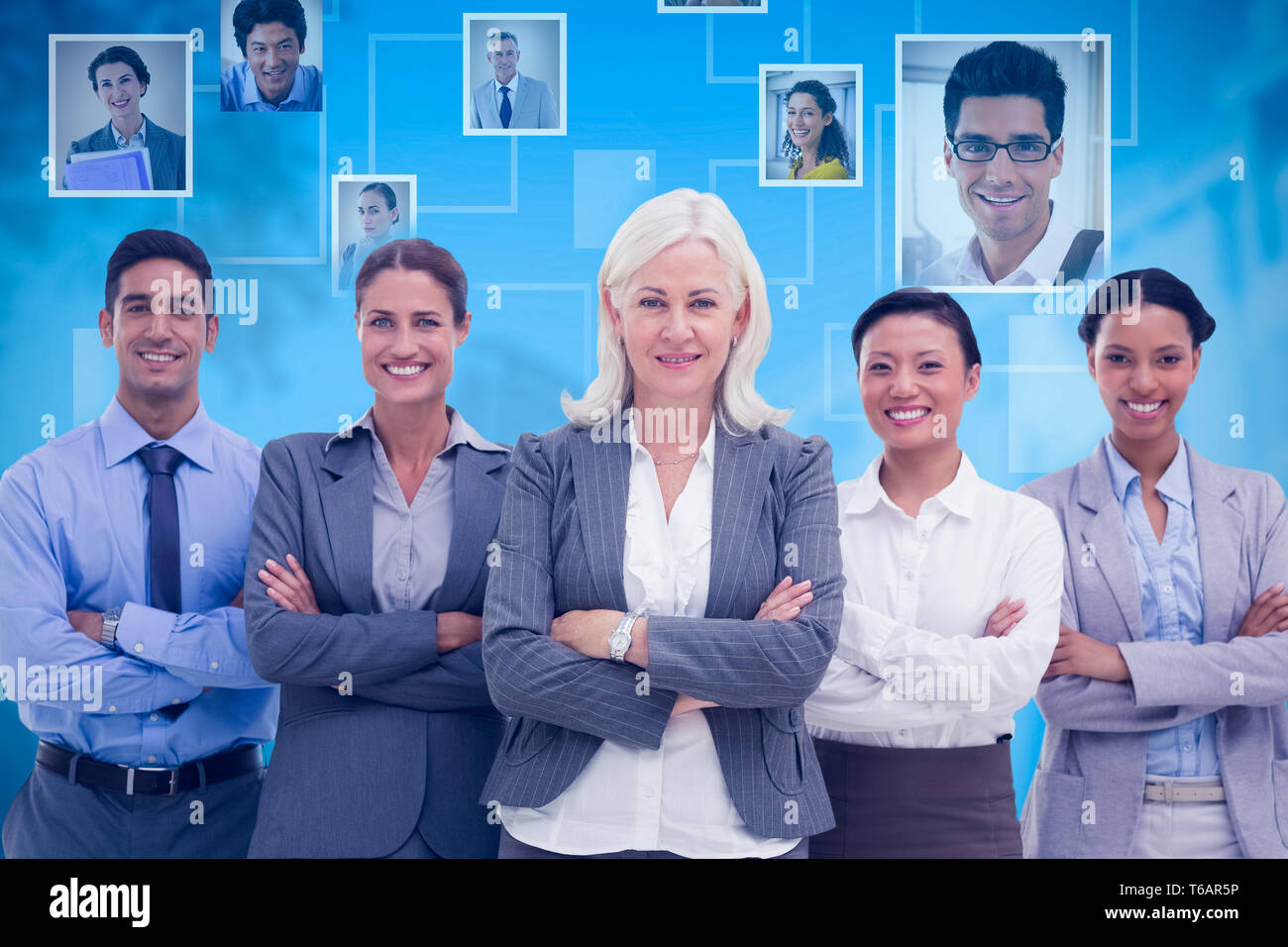 Immagine composita della gente di affari con le braccia incrociate sorridente in telecamera Foto Stock