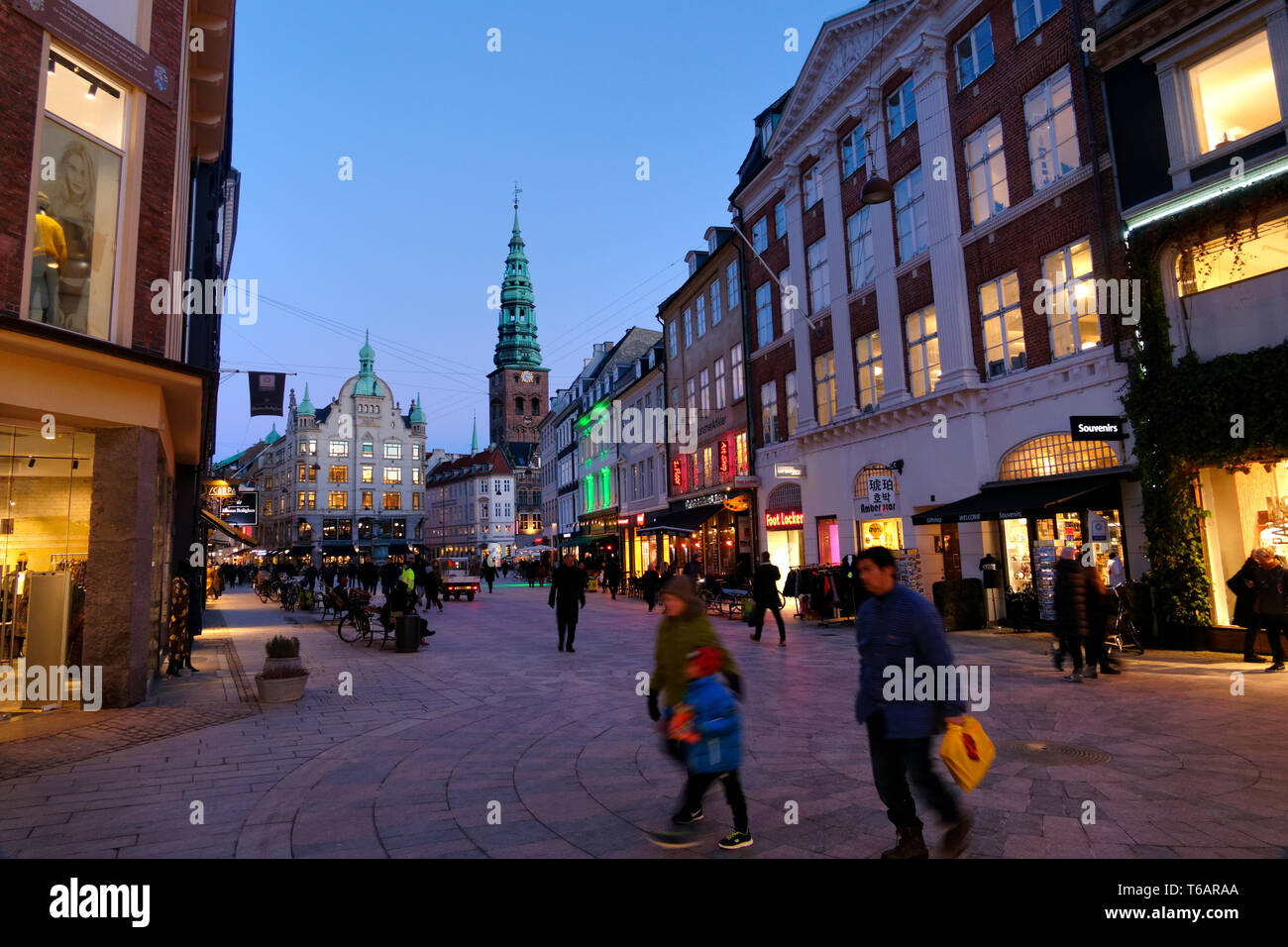 Strada Pedonale di notte nel centro della città di Copenaghen, Danimarca, Scandinavia, Europa Foto Stock