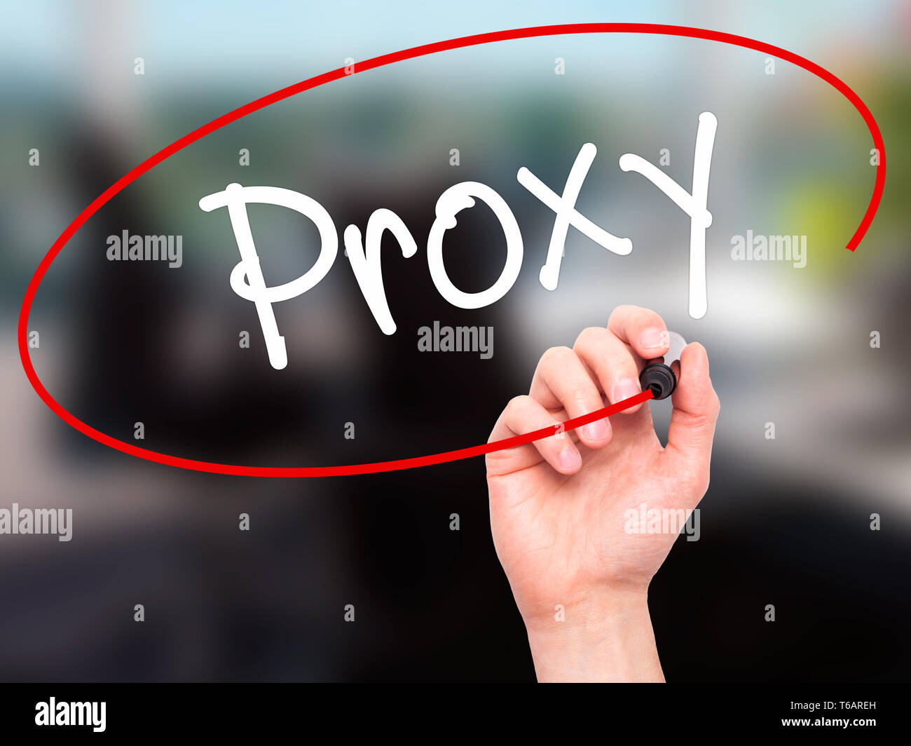 Man mano il proxy di scrittura con pennarello nero su schermo visivo. Foto Stock