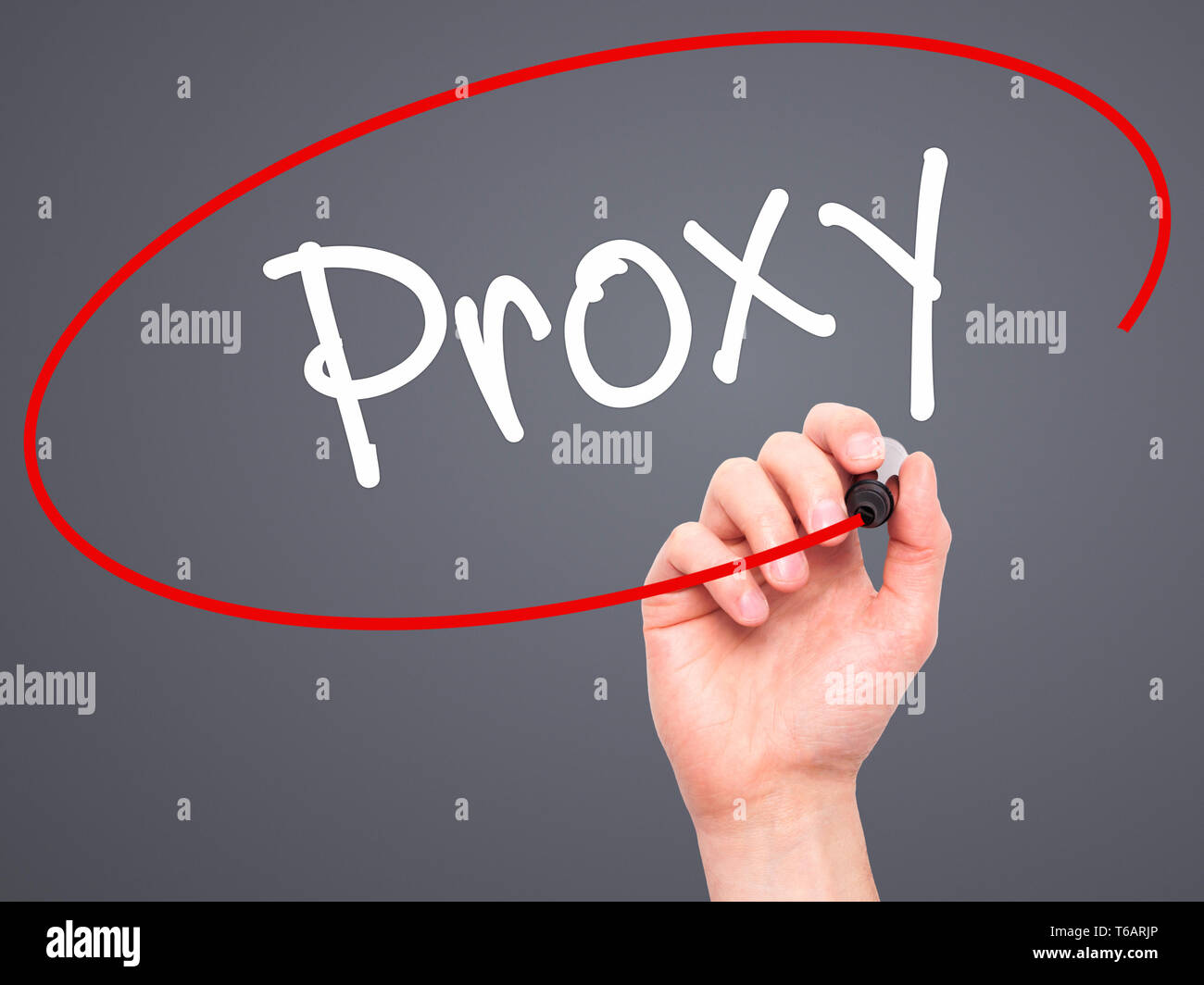 Man mano il proxy di scrittura con pennarello nero su schermo visivo. Foto Stock