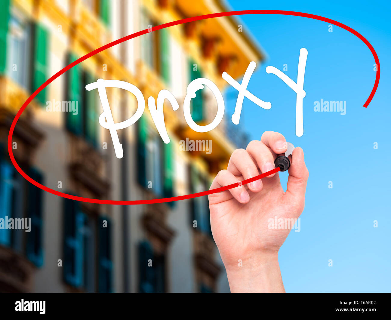 Man mano il proxy di scrittura con pennarello nero su schermo visivo. Foto Stock