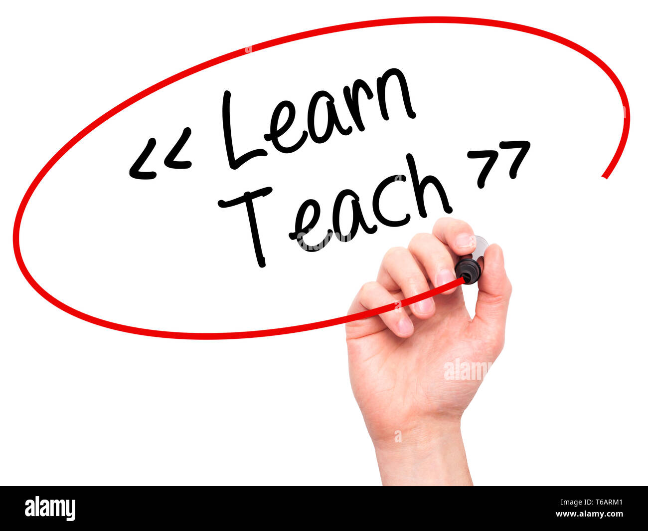 Man mano che scrive informazioni - Insegnare con pennarello nero su schermo visivo. Foto Stock