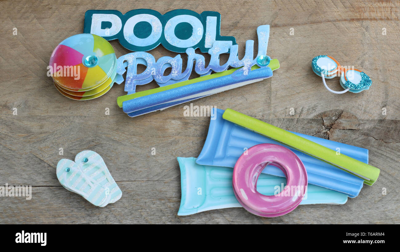 Party in piscina il testo con gli occhiali zattera flip flop palla spiaggia su uno sfondo di legno Foto Stock