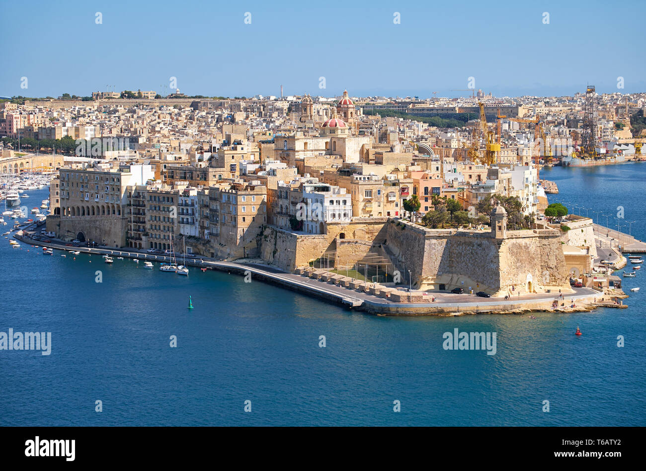 La vista di Senglea (L-isla) penisola dal confinante terrazza dell'Upper Barrakka Gardens. Malta Foto Stock