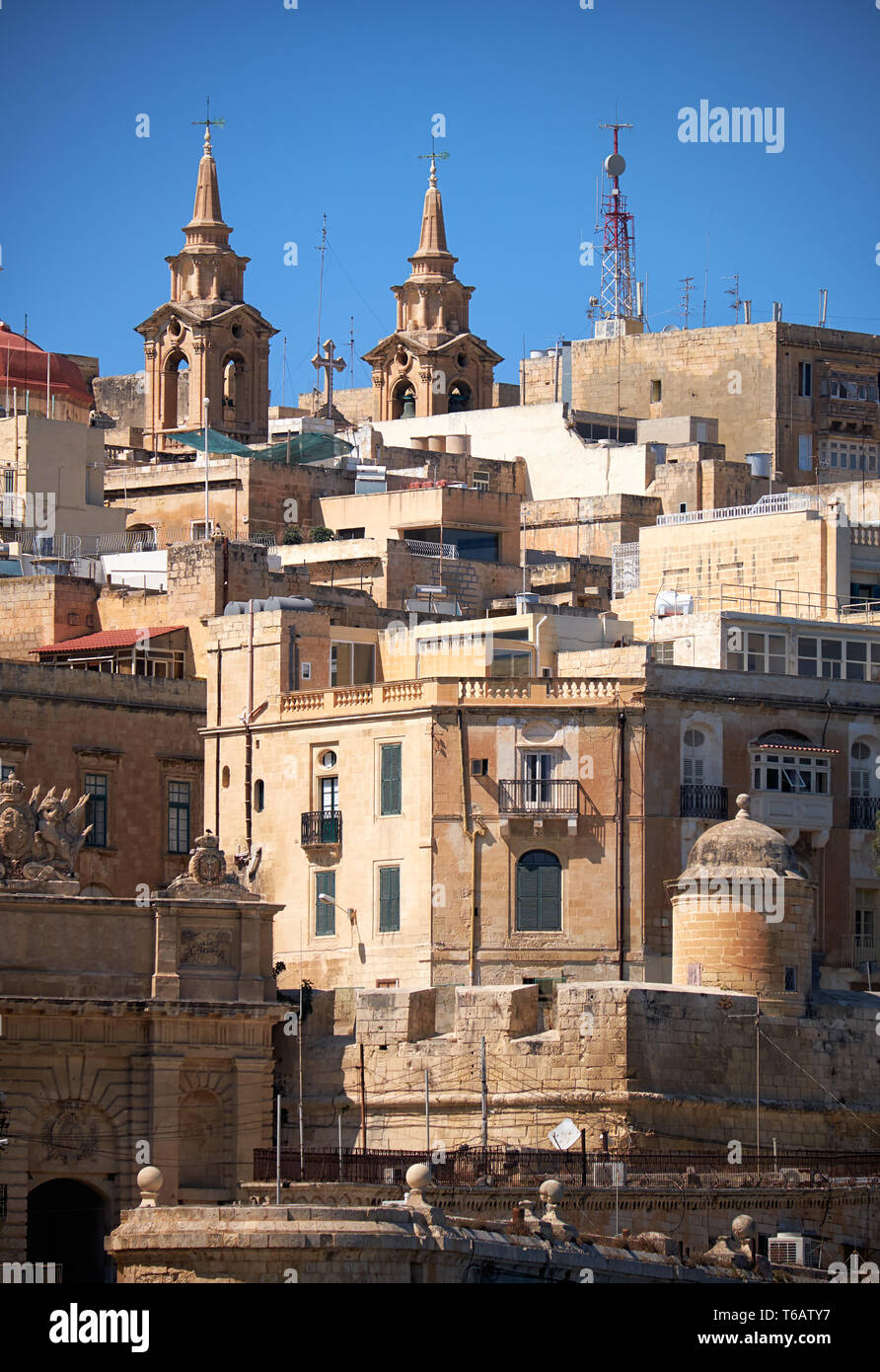 La vista delle case residenziali di La Valletta con due torre campanaria della chiesa di St Paul, Malta Foto Stock