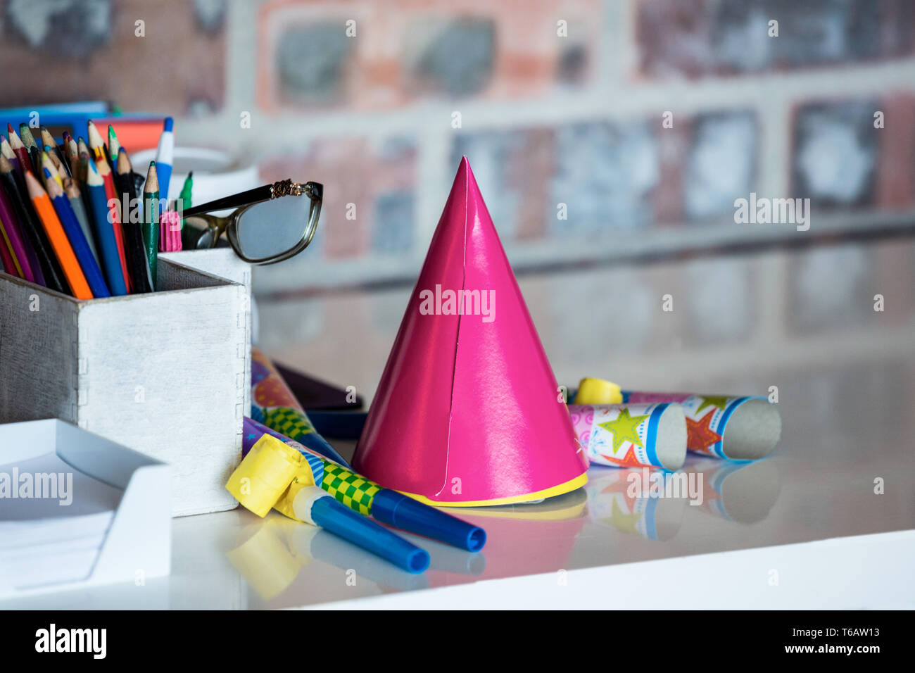 Avvisatore acustico di partito, compleanno hat, portapenna e spettacolo sulla scrivania Foto Stock