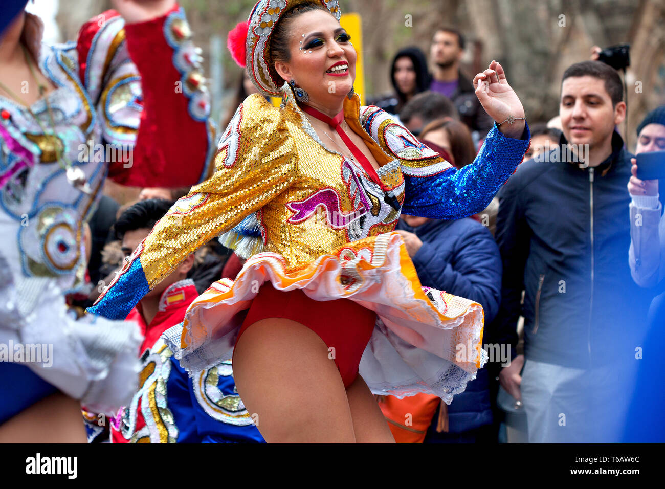 I boliviani dancing a South American processione, Barcelona, Spagna. Foto Stock