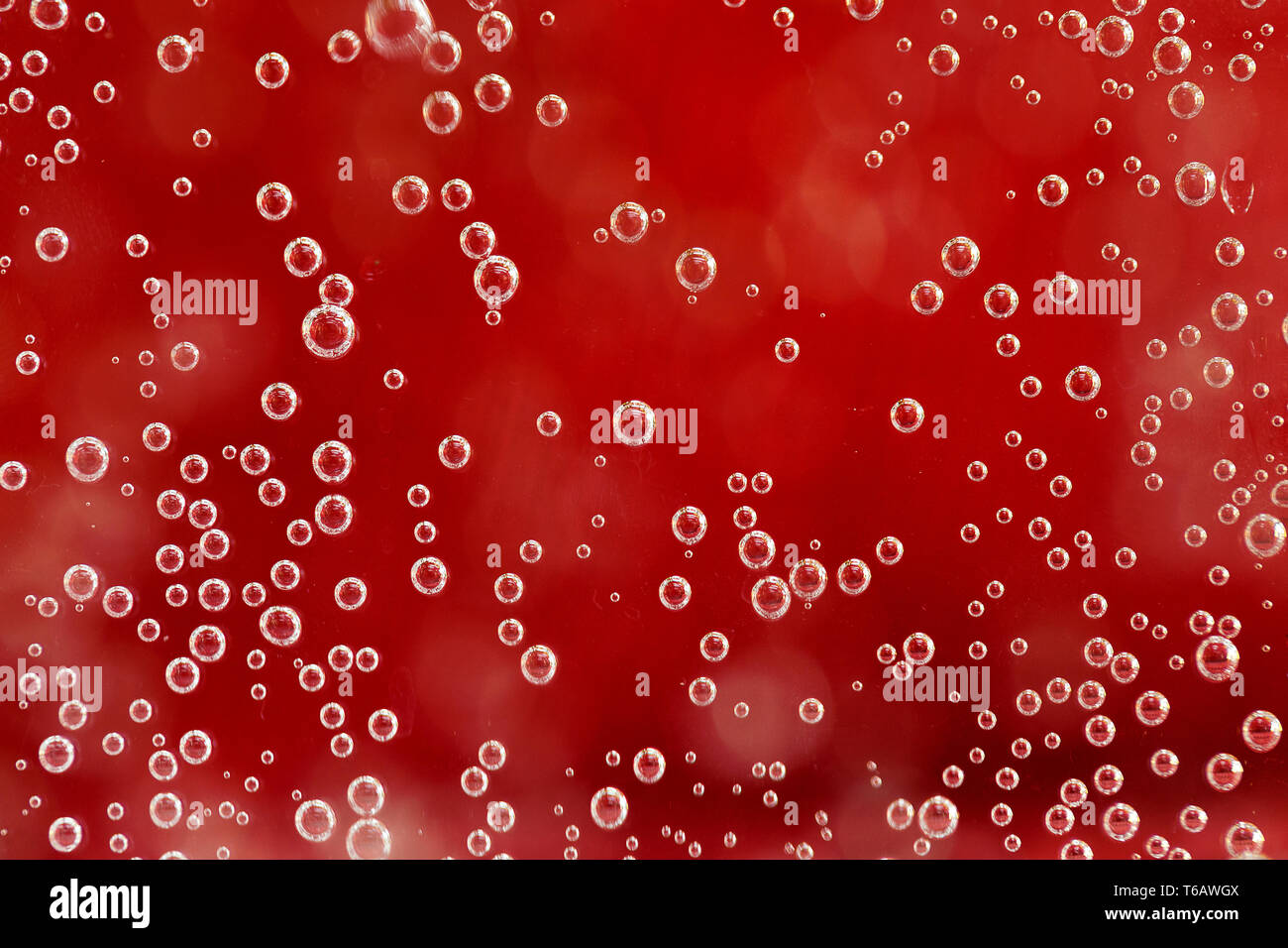 Rosso sfondo astratto con gocce d'acqua Foto Stock