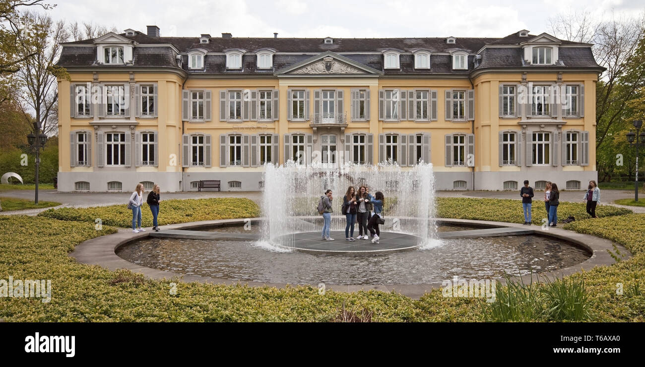 Museum Schloss Morsbroich con adolescenti presso la fontana acqua Isola, Leverkusen, Germania Foto Stock