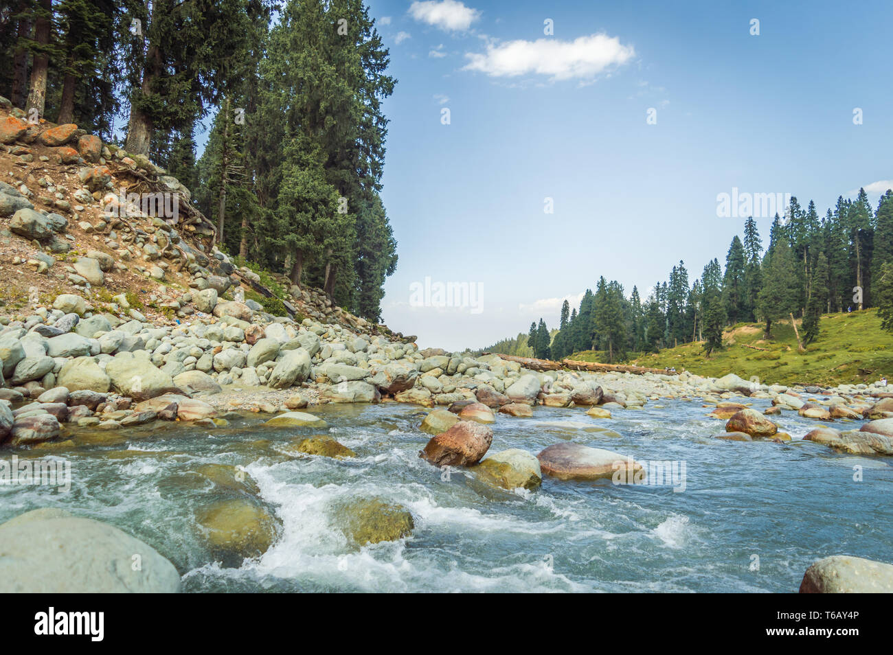 Un cristallo chiaro con flusso di acque blu che scorre attraverso un ampia valle di montagna in Doodhpathri, Kashmir Foto Stock