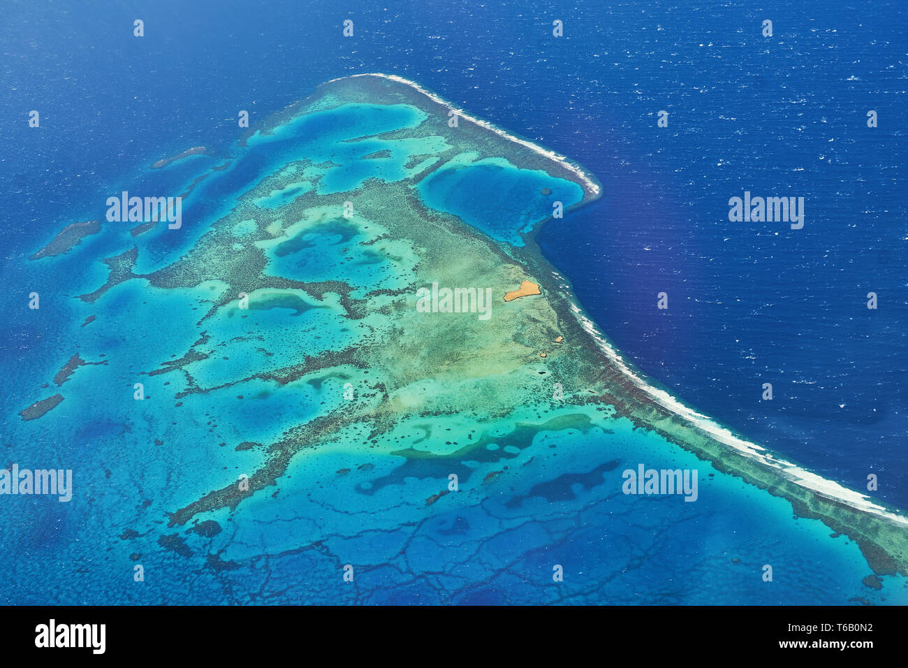Vista aerea di un bel turchese Coral reef, un popolare night o posto di ormeggio per sub in Mar Rosso nei pressi di El Gouna e Hurghada in Egitto. Foto Stock