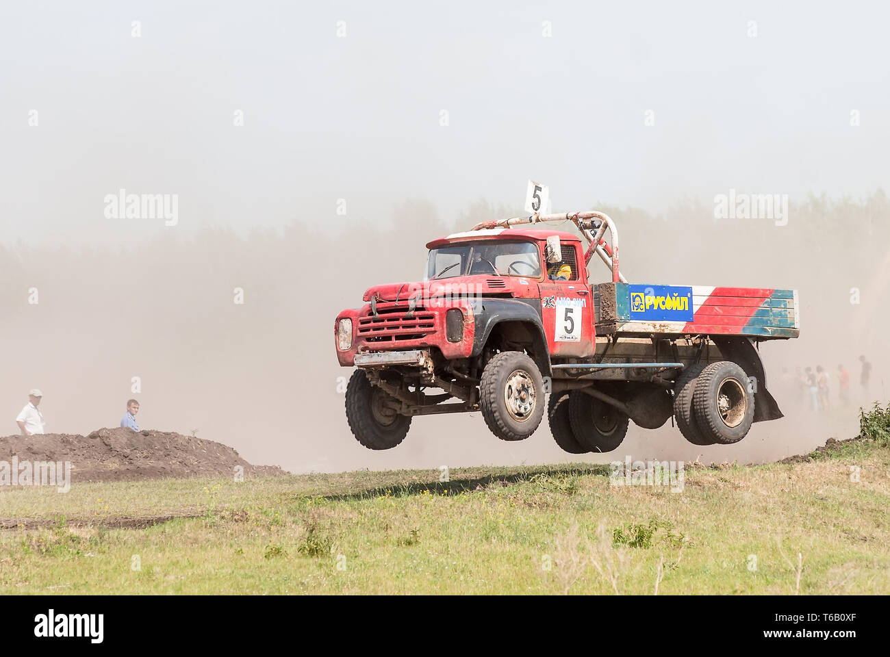 Tyumen, Russia - Luglio 5, 2009: Campionato della Russia sul carrello polissaccaridi nel burrone Silkin. Jumping carrello su racing line Foto Stock