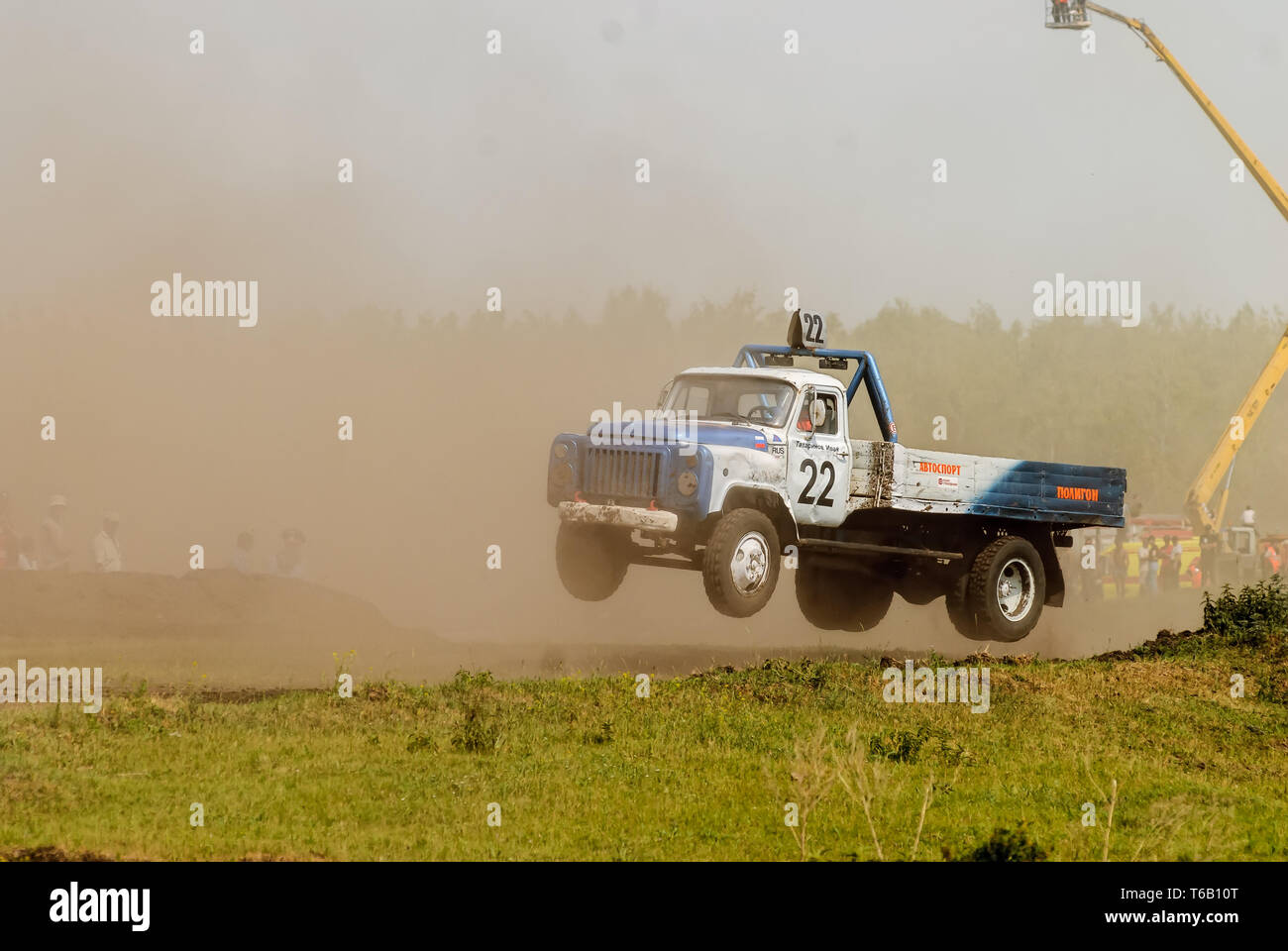 Tyumen, Russia - Luglio 5, 2009: Campionato della Russia sul carrello polissaccaridi nel burrone Silkin. I carrelli racing su pista sterrata Foto Stock