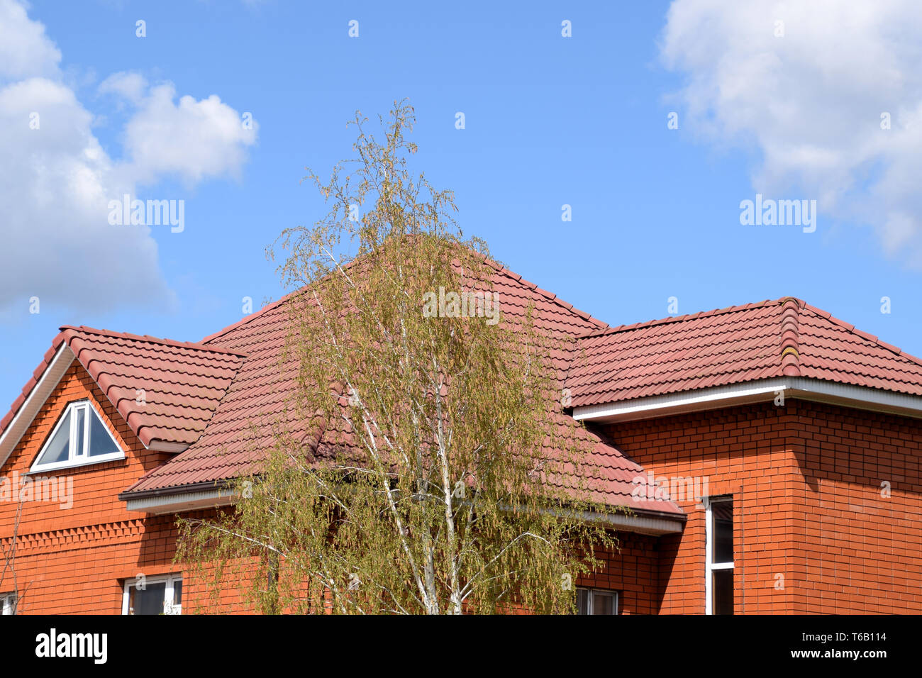 La casa con un tetto di tegole classico Foto Stock