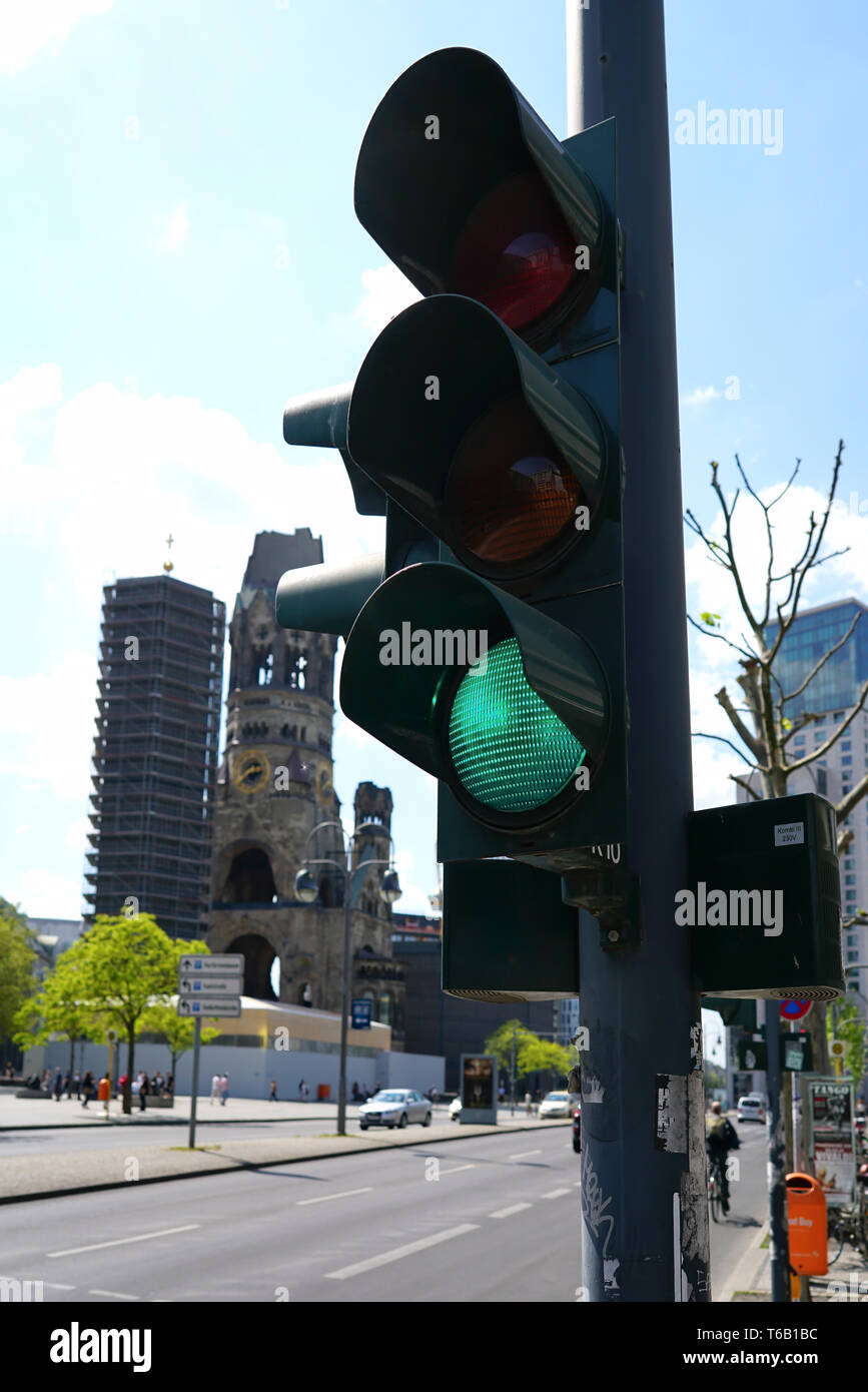 Il semaforo verde in corrispondenza di una intersezione a Berlino Foto Stock