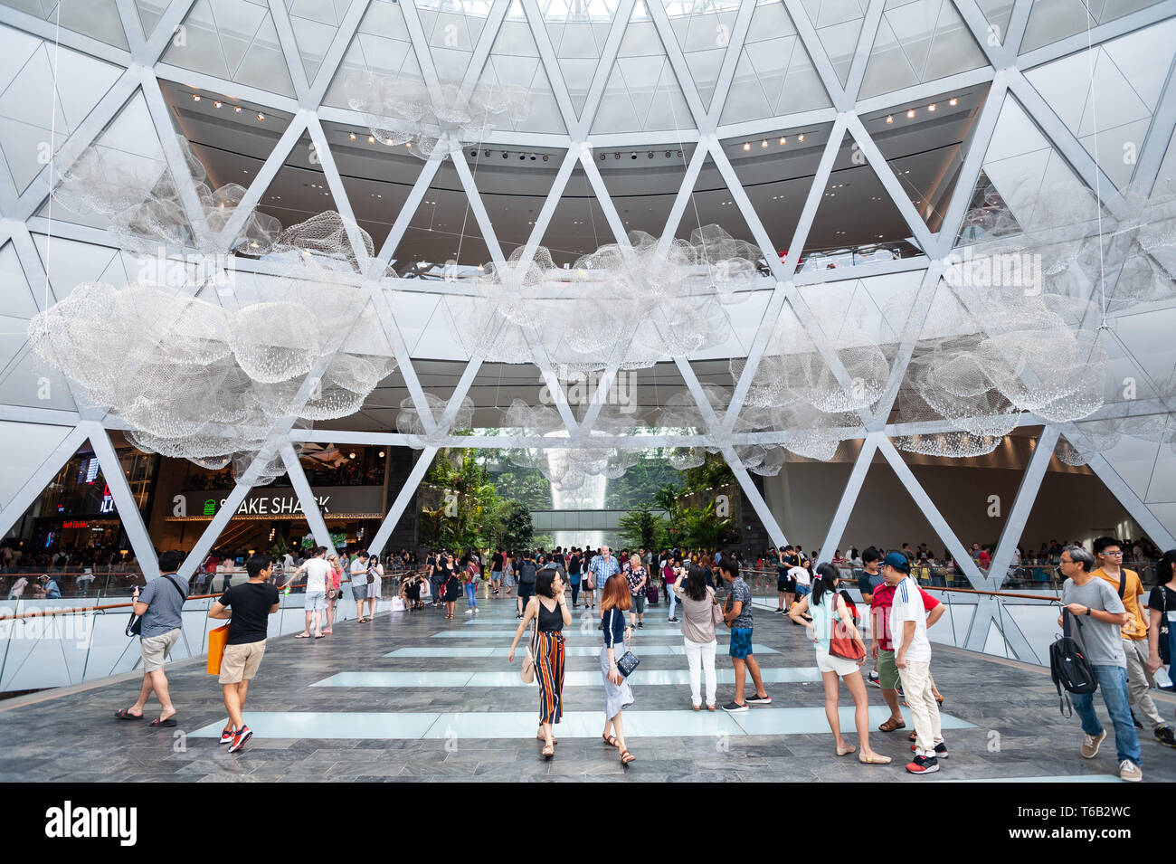 28.04.2019, Singapore, Repubblica di Singapore, in Asia - i visitatori all'interno del nuovo gioiello terminal presso l'Aeroporto Changi, progettato da Moshe Safdie Architects. Foto Stock