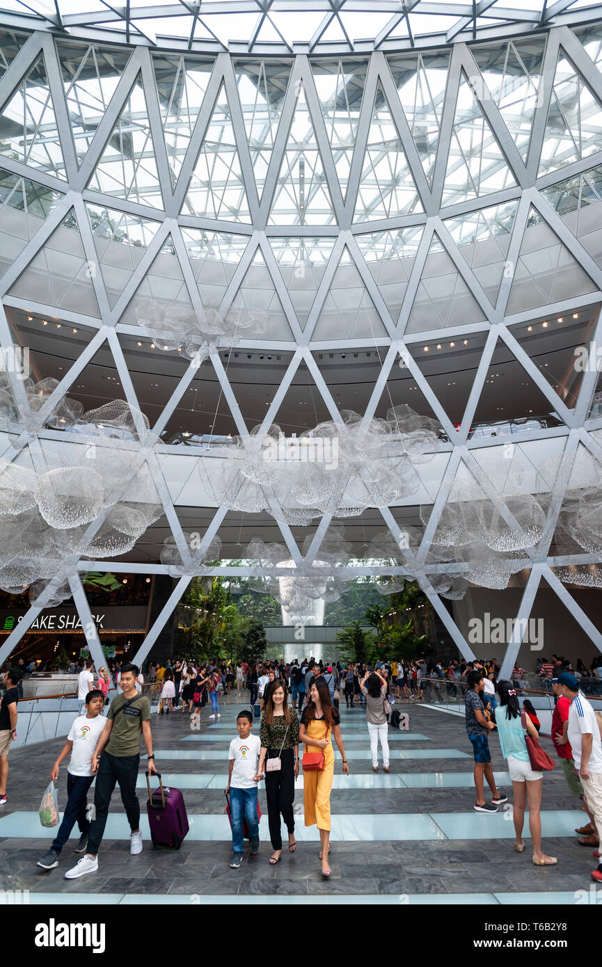 28.04.2019, Singapore, Repubblica di Singapore, in Asia - i visitatori all'interno del nuovo gioiello terminal presso l'Aeroporto Changi, progettato da Moshe Safdie Architects. Foto Stock