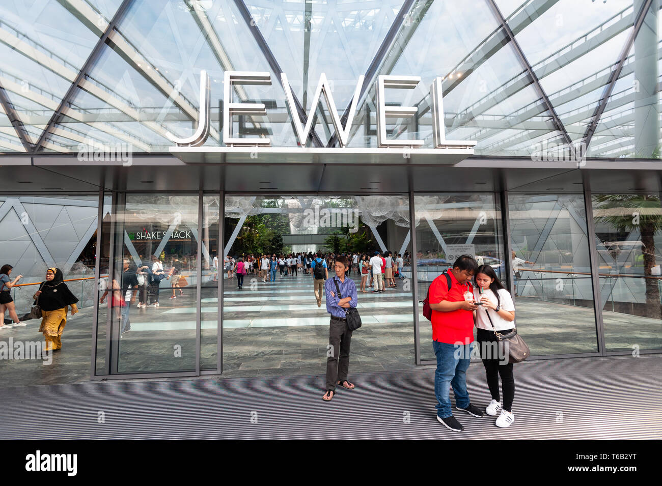 28.04.2019, Singapore, Repubblica di Singapore, in Asia - Persone all'ingresso del nuovo gioiello terminal presso l'Aeroporto Changi. Foto Stock