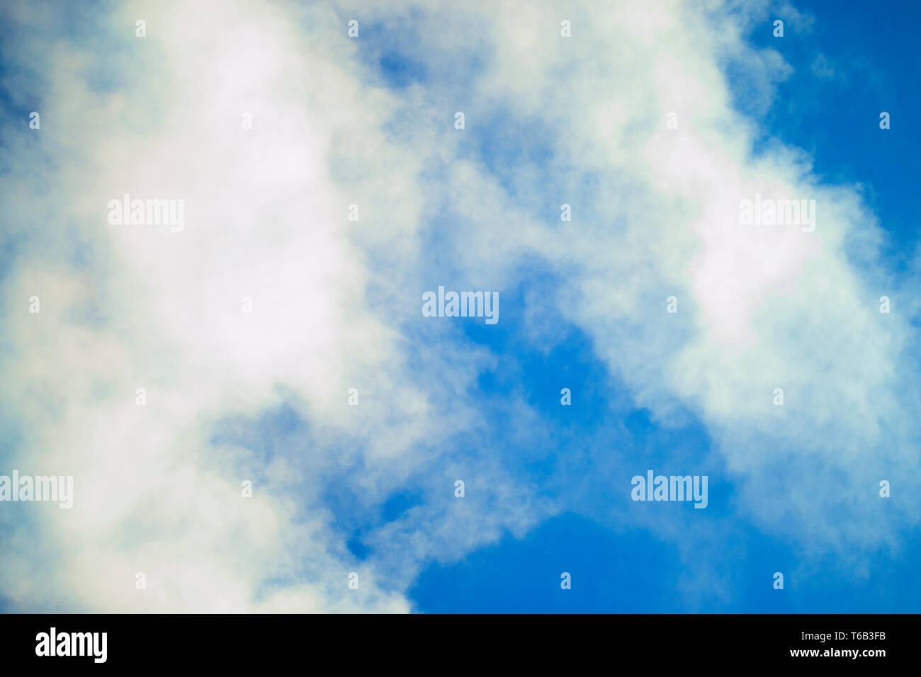 Sfondo astratto fumo bianco su un cielo blu chiaro Foto Stock