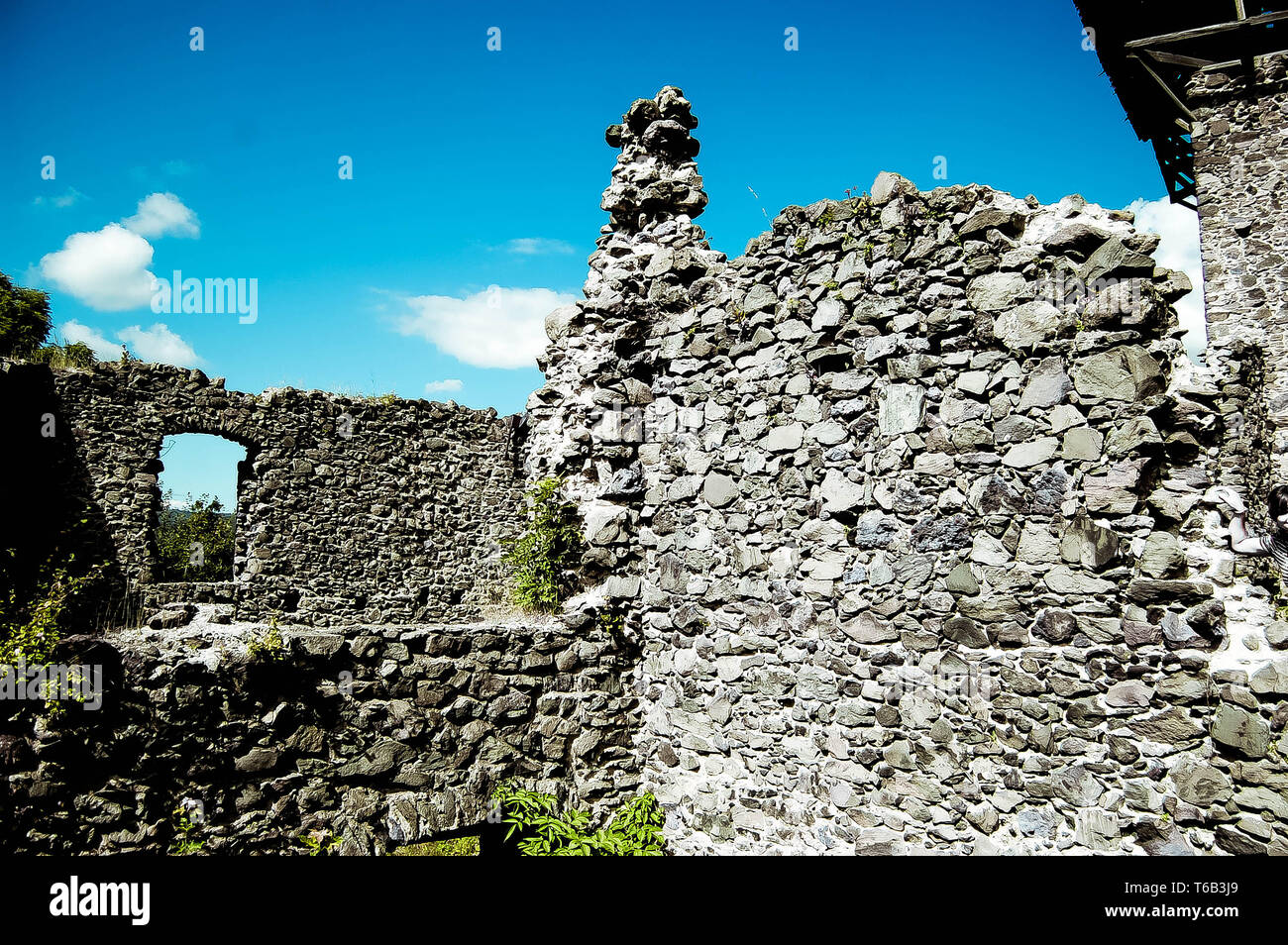 Le antiche rovine di pietra vecchio castello in una giornata di sole, il filtro Foto Stock