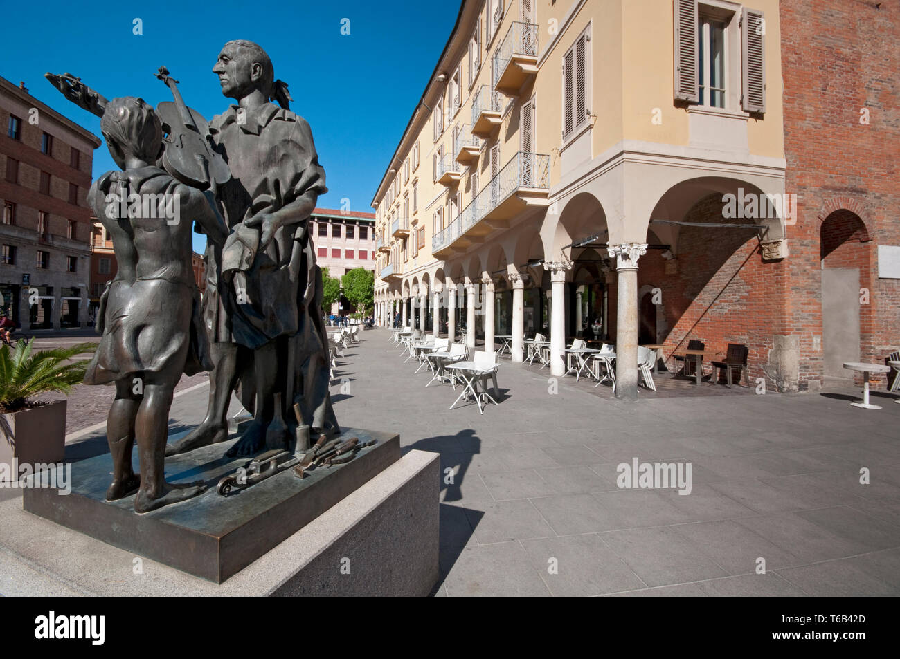 L'Italia, Lombardia, Cremona, Piazza Stradivari piazza Antonio Stradivari Liutaio monumento di Floriano Bodini Foto Stock