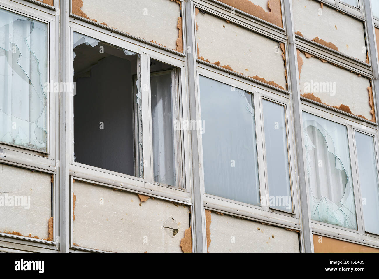 Distrutto windows di un abbandonato edificio per uffici a Magdeburgo Foto Stock