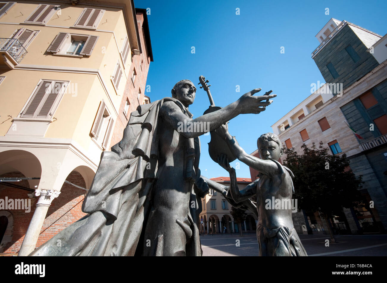 L'Italia, Lombardia, Cremona, Piazza Stradivari piazza Antonio Stradivari Liutaio monumento di Floriano Bodini Foto Stock