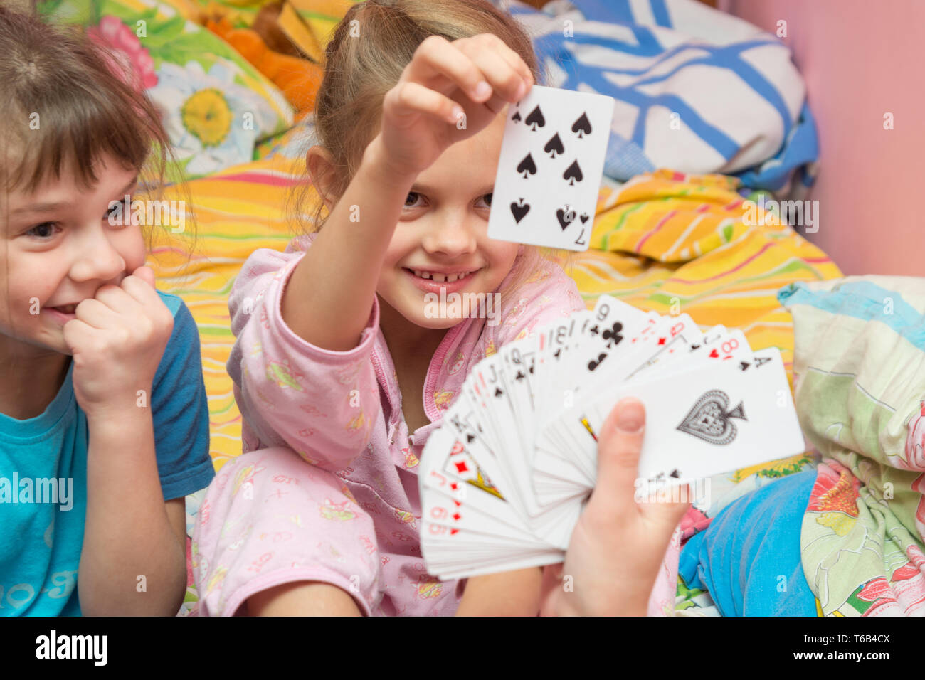 Bambini felici di tirare la carta dal ventilatore Foto Stock