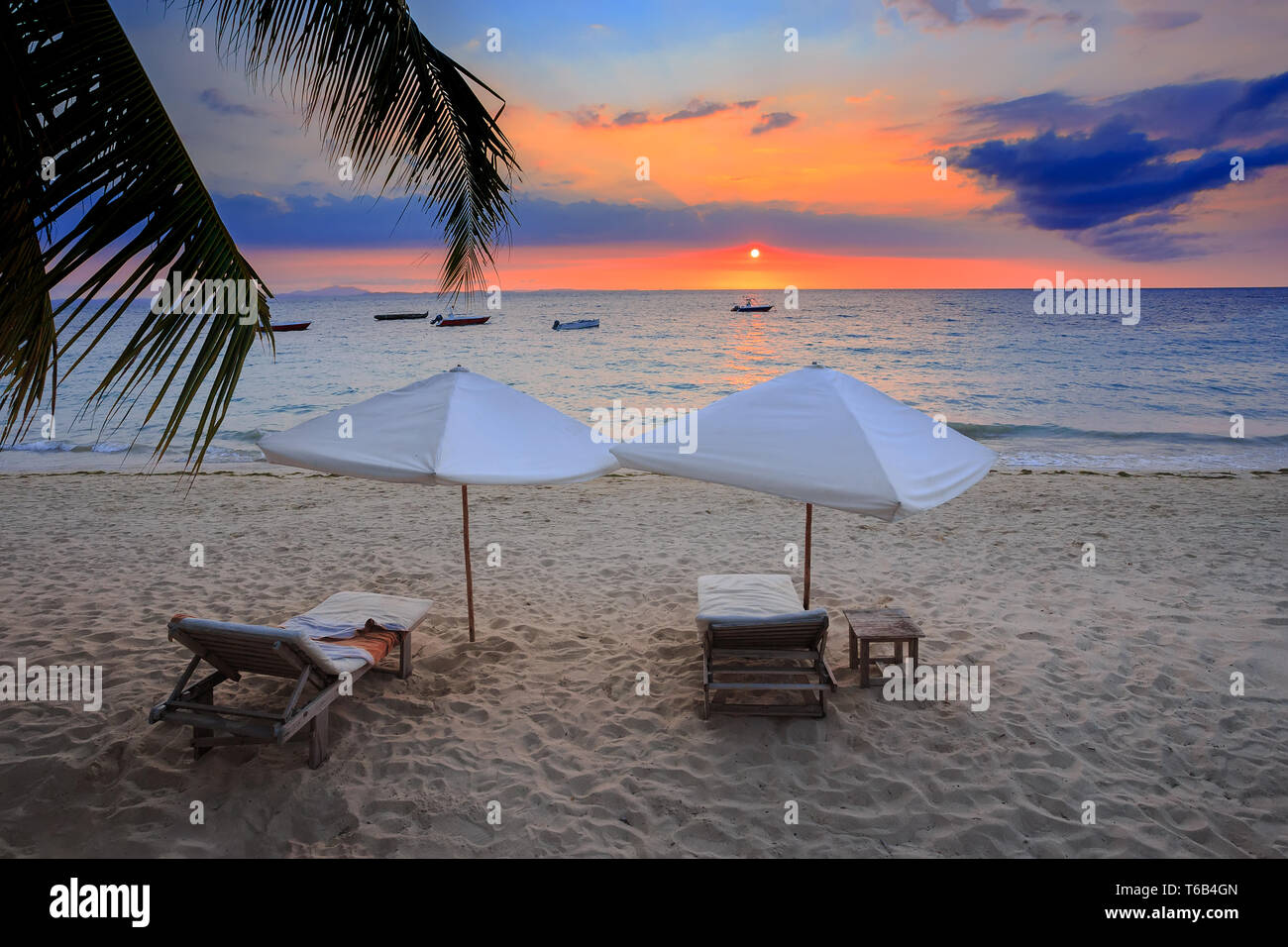 Tramonto sul Madagascar Nosy be spiaggia con lettino Foto Stock