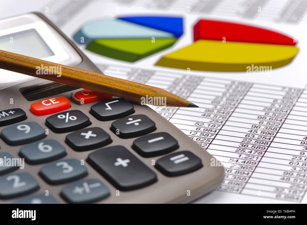 Finanza e Affari con grafico e calcolatrice al mercato azionario Foto Stock