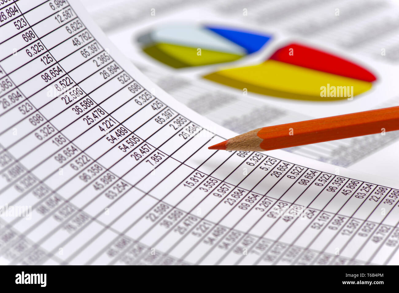 Finanza e Affari con grafico e calcolatrice al mercato azionario Foto Stock