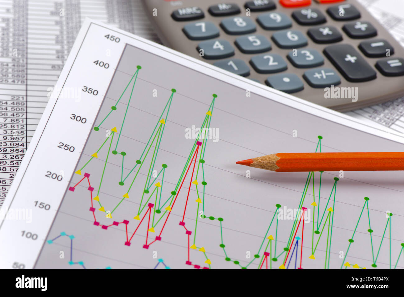 Finanza e Affari con grafico e calcolatrice al mercato azionario Foto Stock